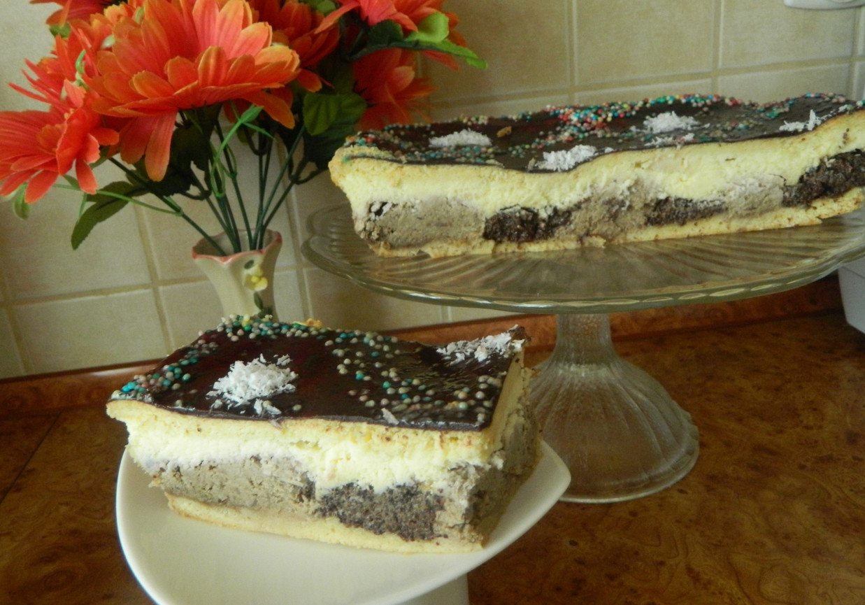Ciasto serowo-makowo-orzechowe foto