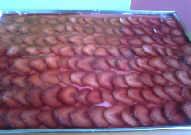 Fotografia przedstawiająca Ciasto serowo-śmietanowe z truskawkami: