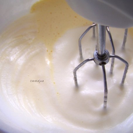 Krok 5 - ciasto sezamowo migdałowe z jogurtową bitą śmietaną  foto