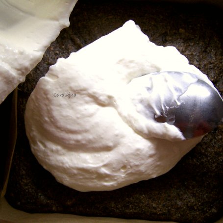 Krok 8 - ciasto sezamowo migdałowe z jogurtową bitą śmietaną  foto