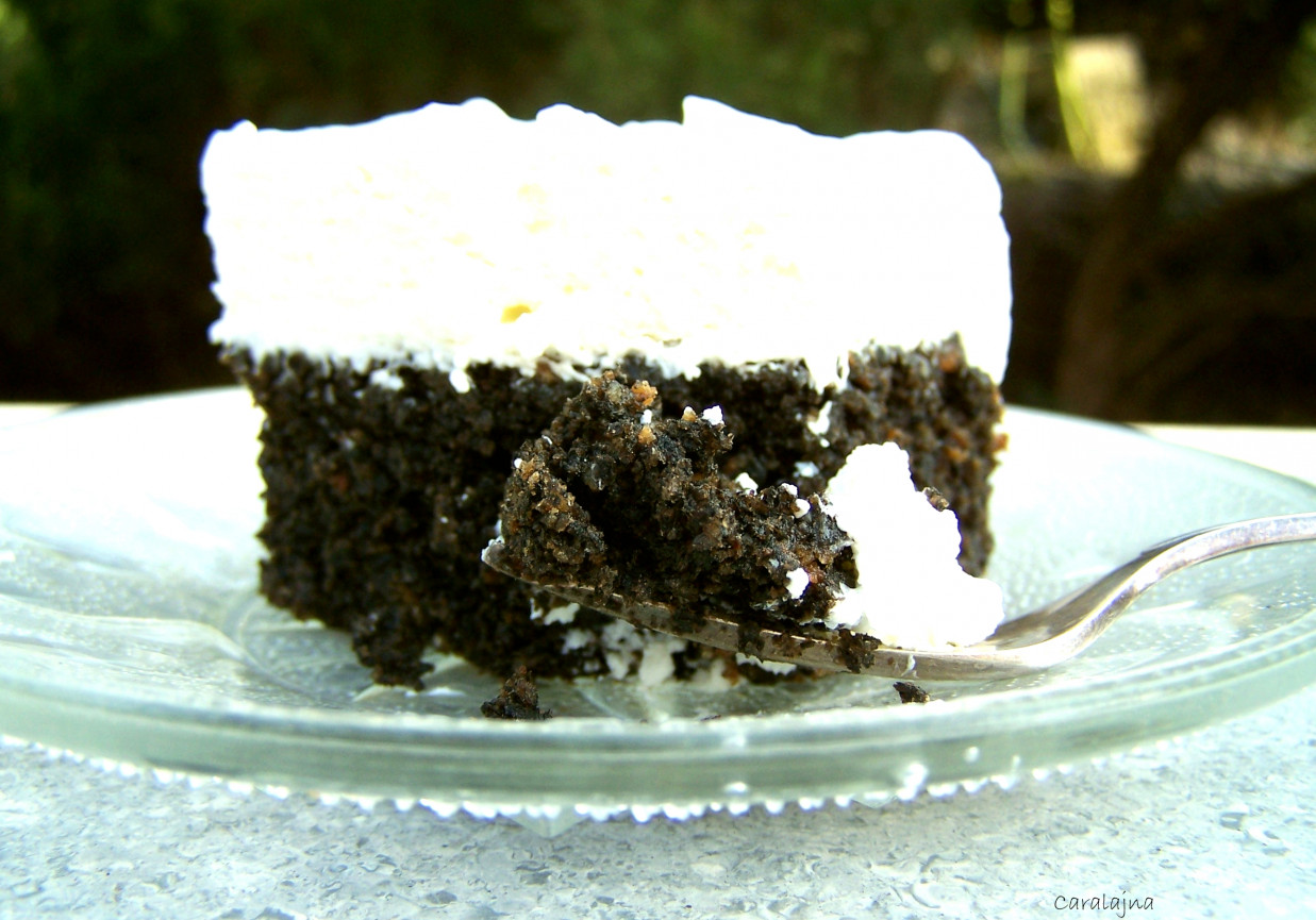 ciasto sezamowo migdałowe z jogurtową bitą śmietaną  foto