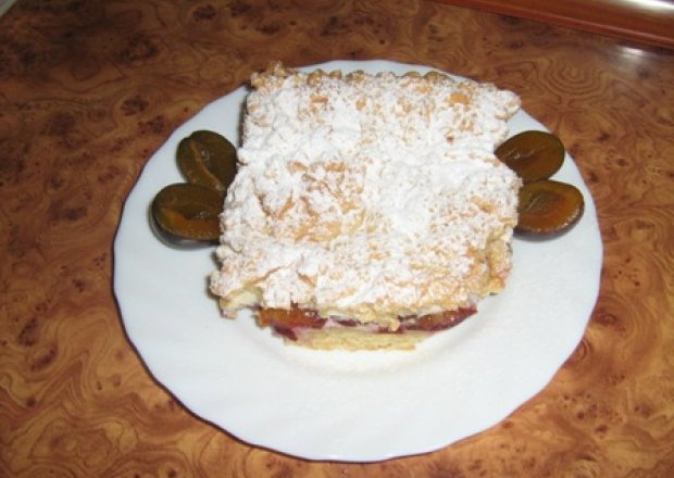 Fotografia przedstawiająca ciasto śliwkowe Z pianką