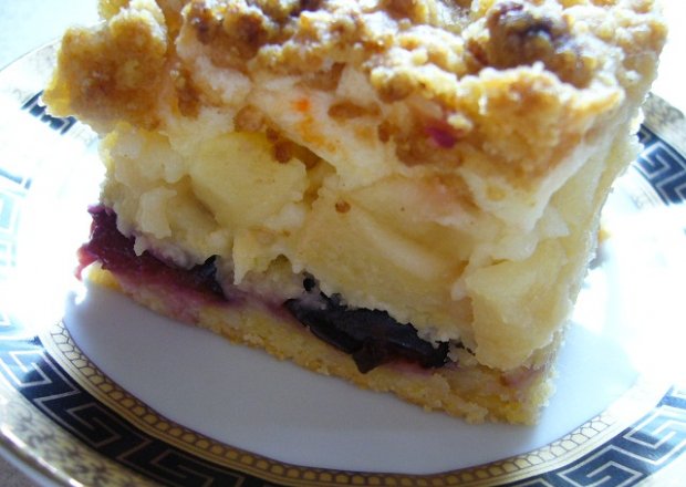 Fotografia przedstawiająca Ciasto śliwkowo-jabłkowe pod puszystą pianką