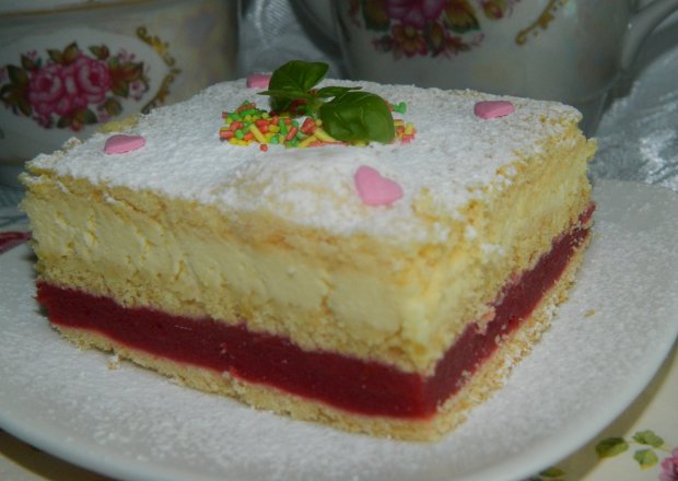 Fotografia przedstawiająca Ciasto słodka pokusa z serem i rabarbarem