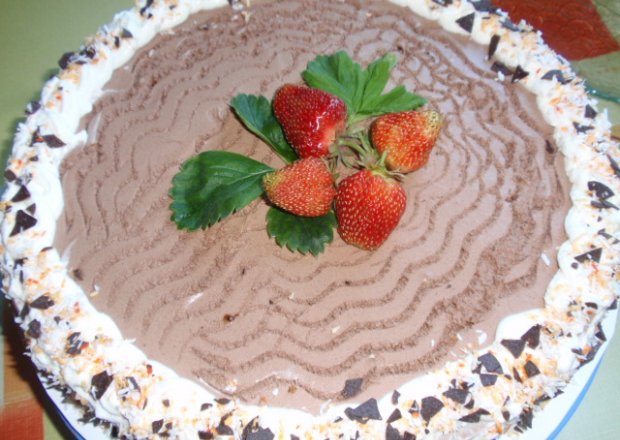 Fotografia przedstawiająca Ciasto śmietankowo czekoladowe