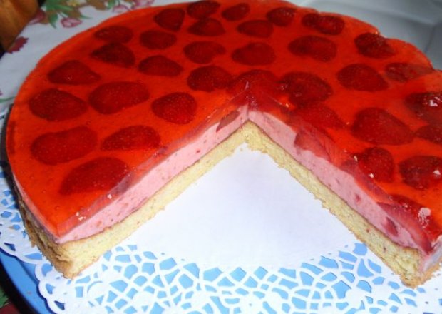 Fotografia przedstawiająca Ciasto smietankowo truskawkowe