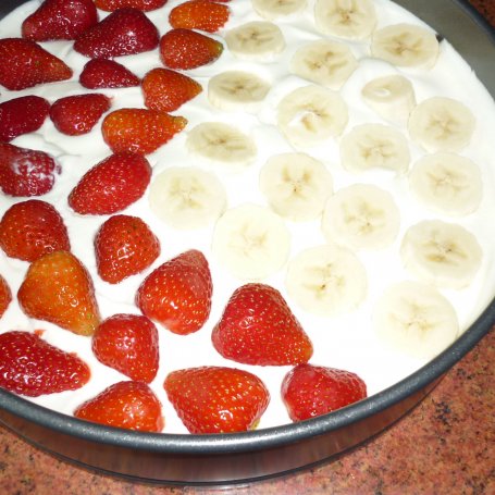 Krok 5 - Ciasto śmietanowe z truskawkami i bananami foto