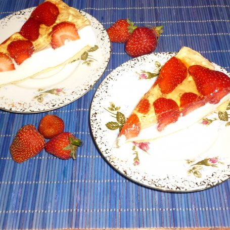 Krok 7 - Ciasto śmietanowe z truskawkami i bananami foto