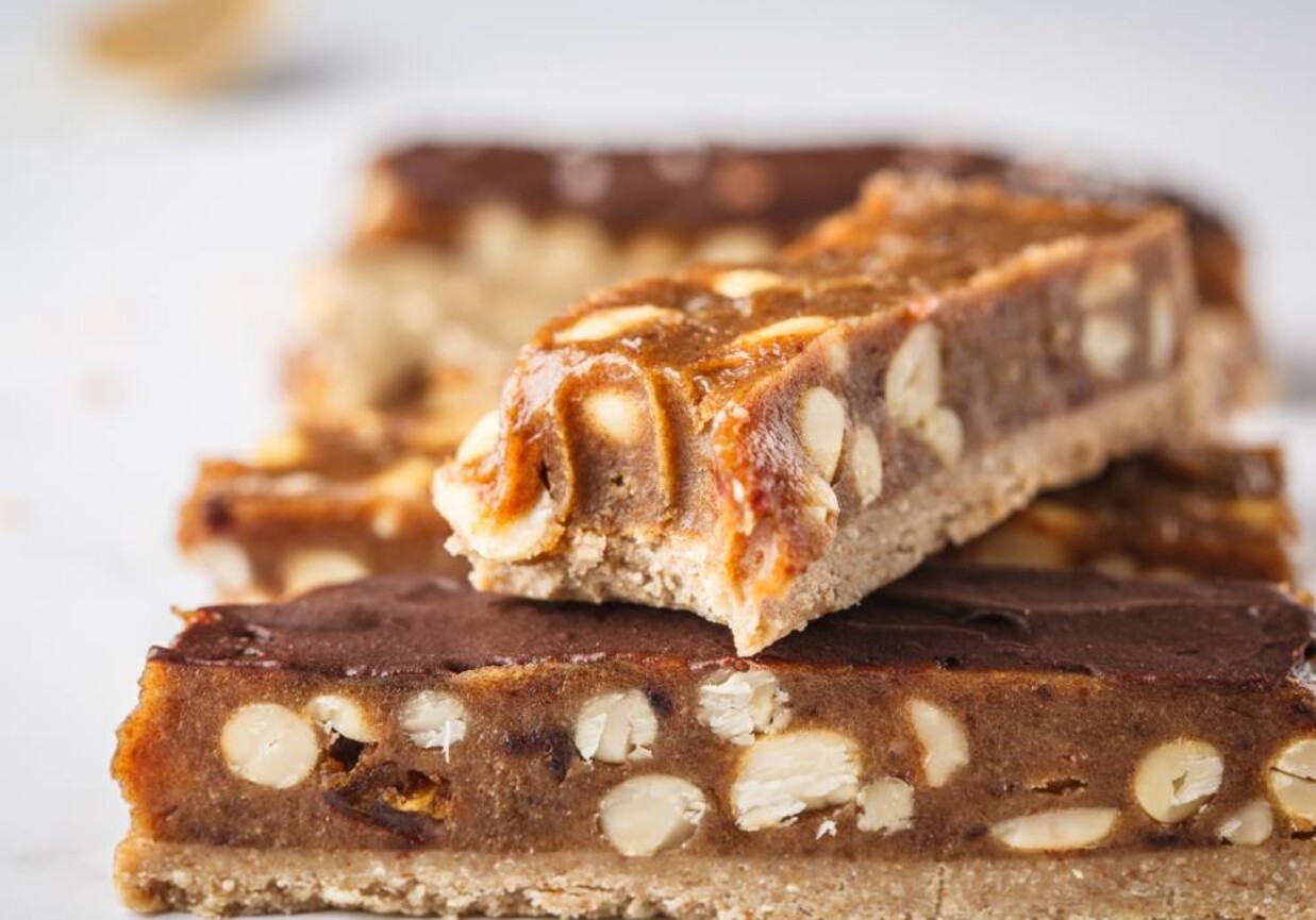 Ciasto snickers na herbatnikach z masą krówkową foto