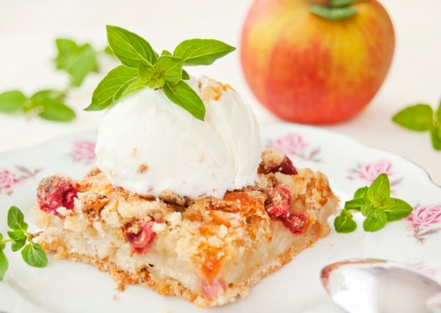 Fotografia przedstawiająca Ciasto sypane z jabłkami i rabarbarem