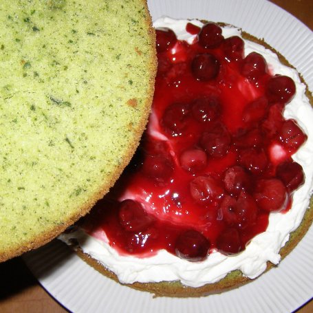 Krok 5 - ciasto szpinakowe "leśny mech" z bitą śmietaną i wiśniami... foto