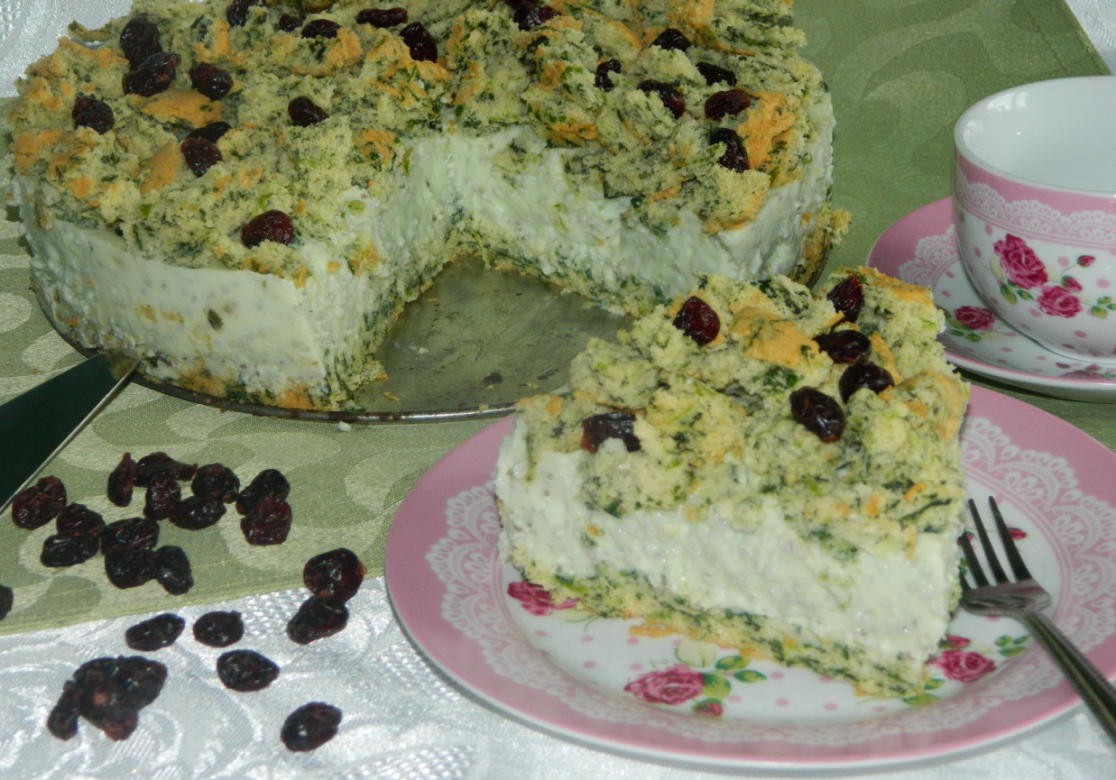 Ciasto szpinakowe z nasionami chia, mleczkiem kokosowym i suszoną żurawiną foto