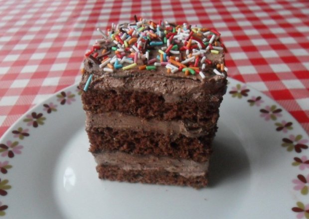 Fotografia przedstawiająca Ciasto tortowe z masą czekoladową.