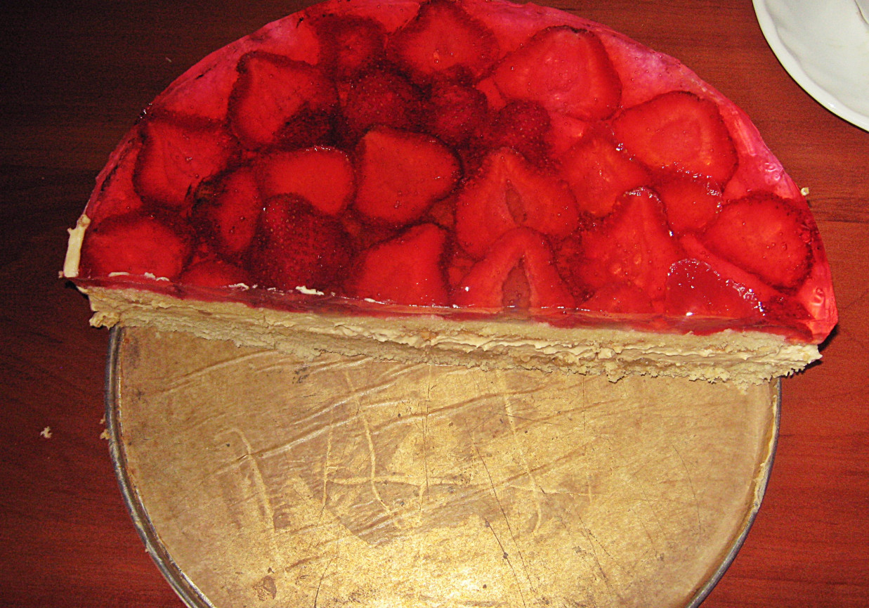 Ciasto truskawkowe z kremem krówkowym foto