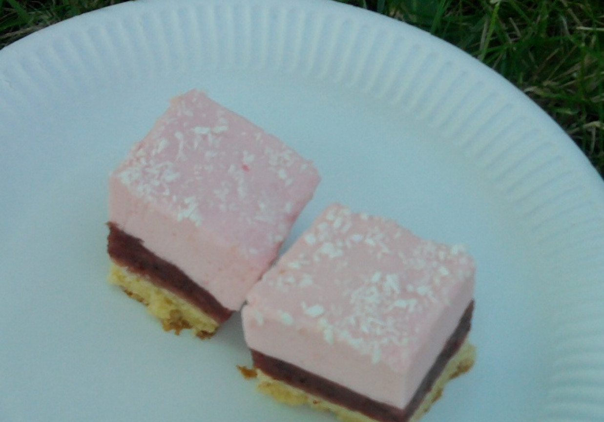 Ciasto truskawkowe z ptasim mleczkiem foto