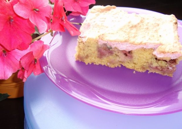 Fotografia przedstawiająca Ciasto truskawkowe z rózową bezą