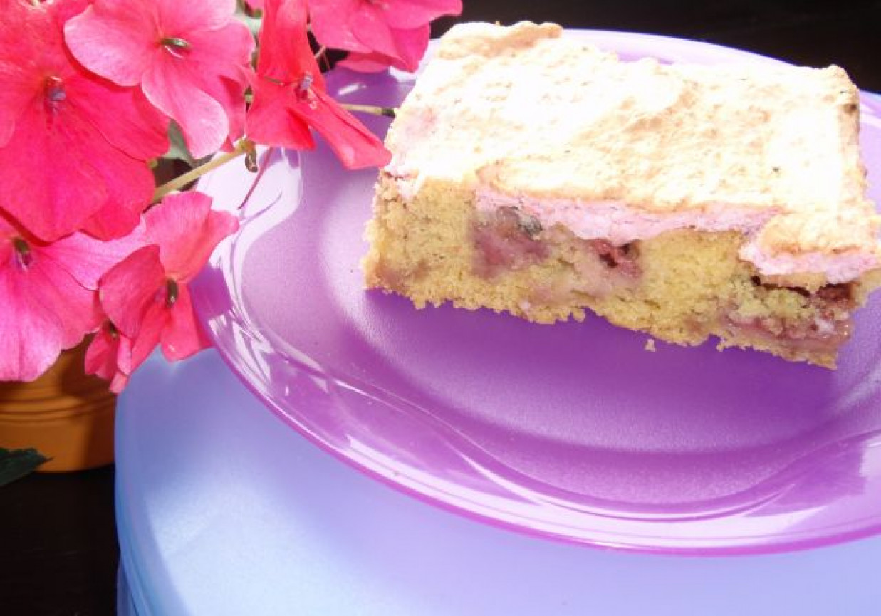 Ciasto truskawkowe z rózową bezą foto