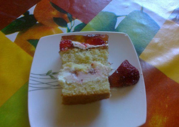 Fotografia przedstawiająca ciasto truskawkowe