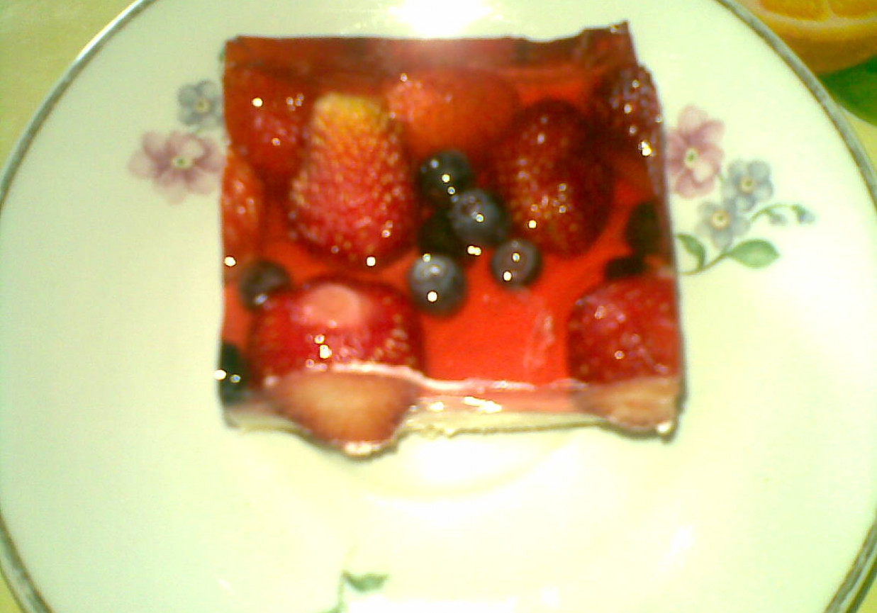 ciasto truskawkowo - jagodowe na biszkopcie foto