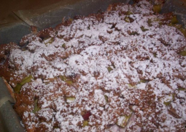 Fotografia przedstawiająca Ciasto truskawkowo - rabarbarowe z kakao