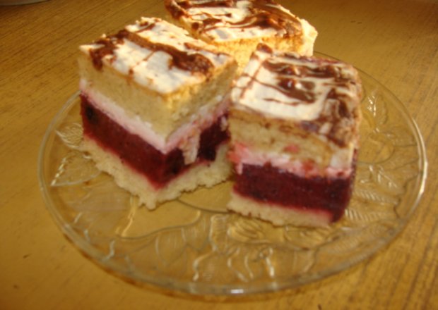 Fotografia przedstawiająca Ciasto truskawkowo-śmietanowe