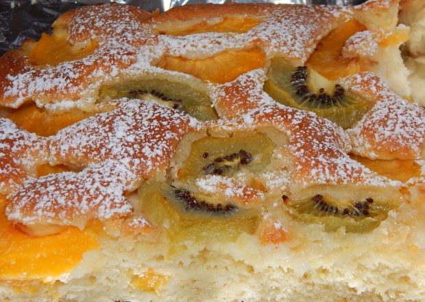 Fotografia przedstawiająca Ciasto ucierane na oleju z nektarynką i kiwi