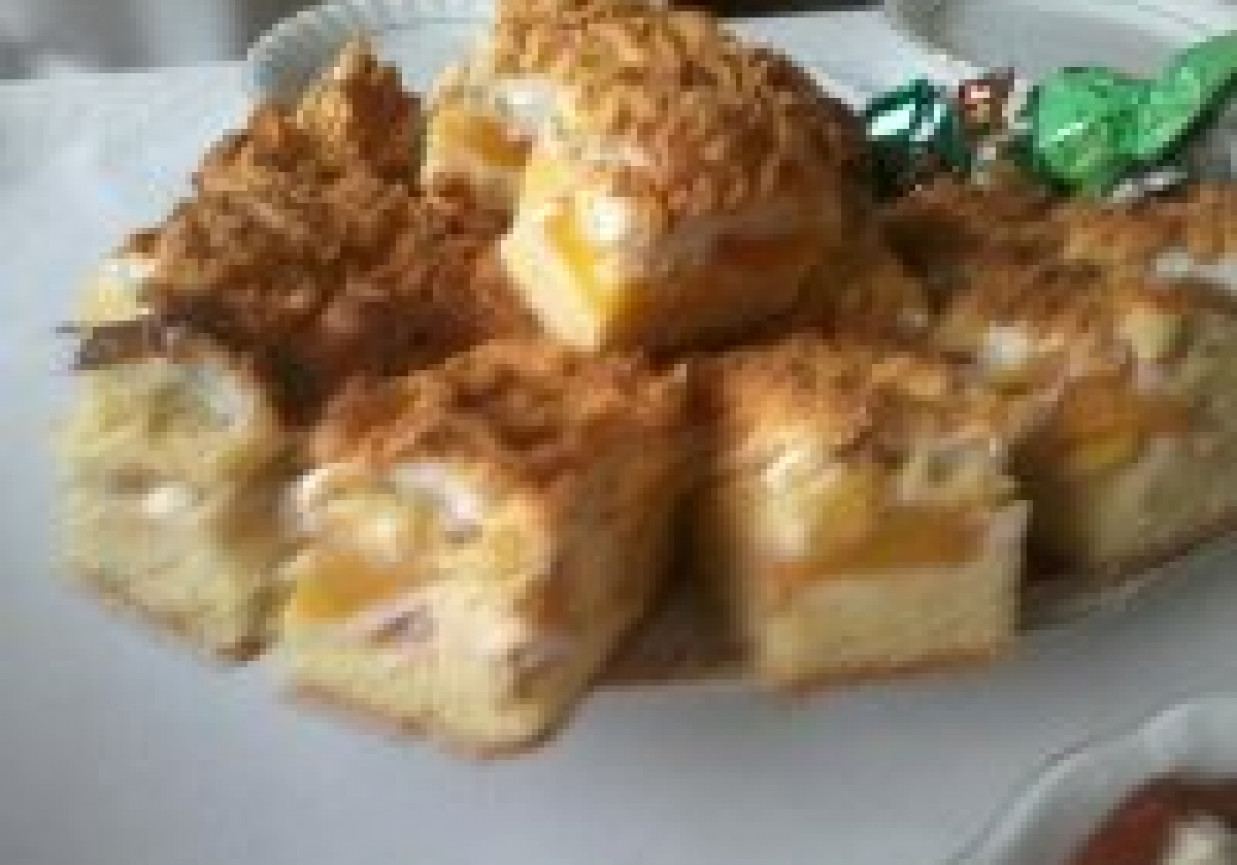 Ciasto ucierane z brzoskwiniami i pianką. foto