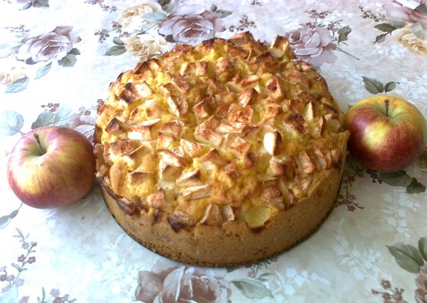 Fotografia przedstawiająca Ciasto ucierane z jabłkami i cynamonem