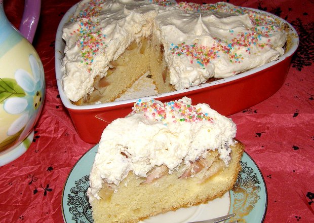 Fotografia przedstawiająca ciasto ucierane z mąki krupczatki z jabłkiem i śmietaną galaretkową...