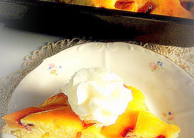 Fotografia przedstawiająca Ciasto ucierane z nektarynkami