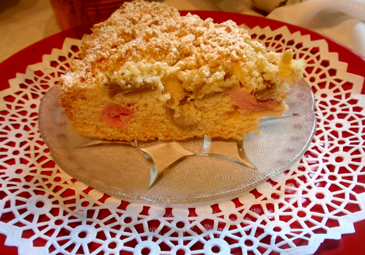 Ciasto ucierane  z rabarbarem migdałami i kokosową kruszonką foto