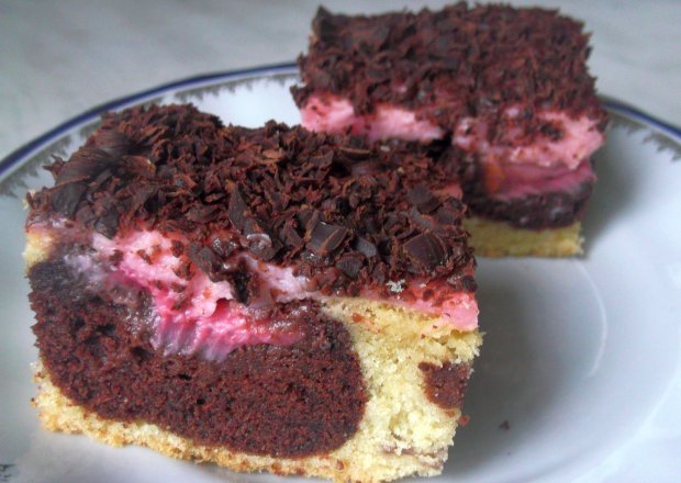 Fotografia przedstawiająca Ciasto ucierane z truskawkami i czekoladą