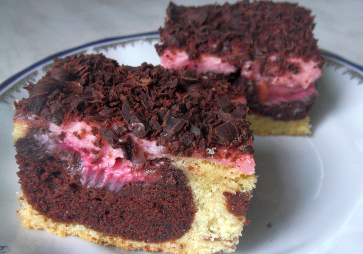 Ciasto ucierane z truskawkami i czekoladą foto