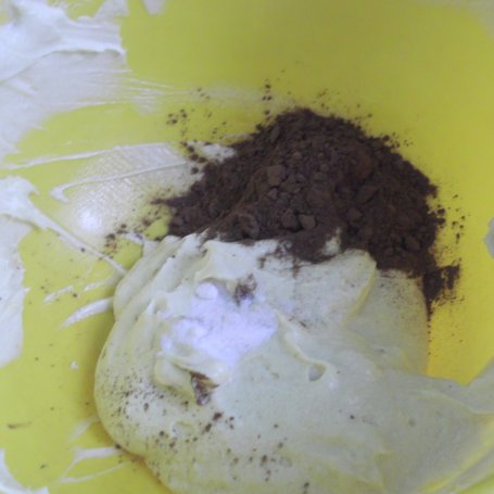 Krok 4 - Ciasto ucierane z truskawkami i czekoladą foto