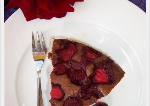 Fotografia przedstawiająca Ciasto ucierane z truskawkami i groszkami czekoladowymi