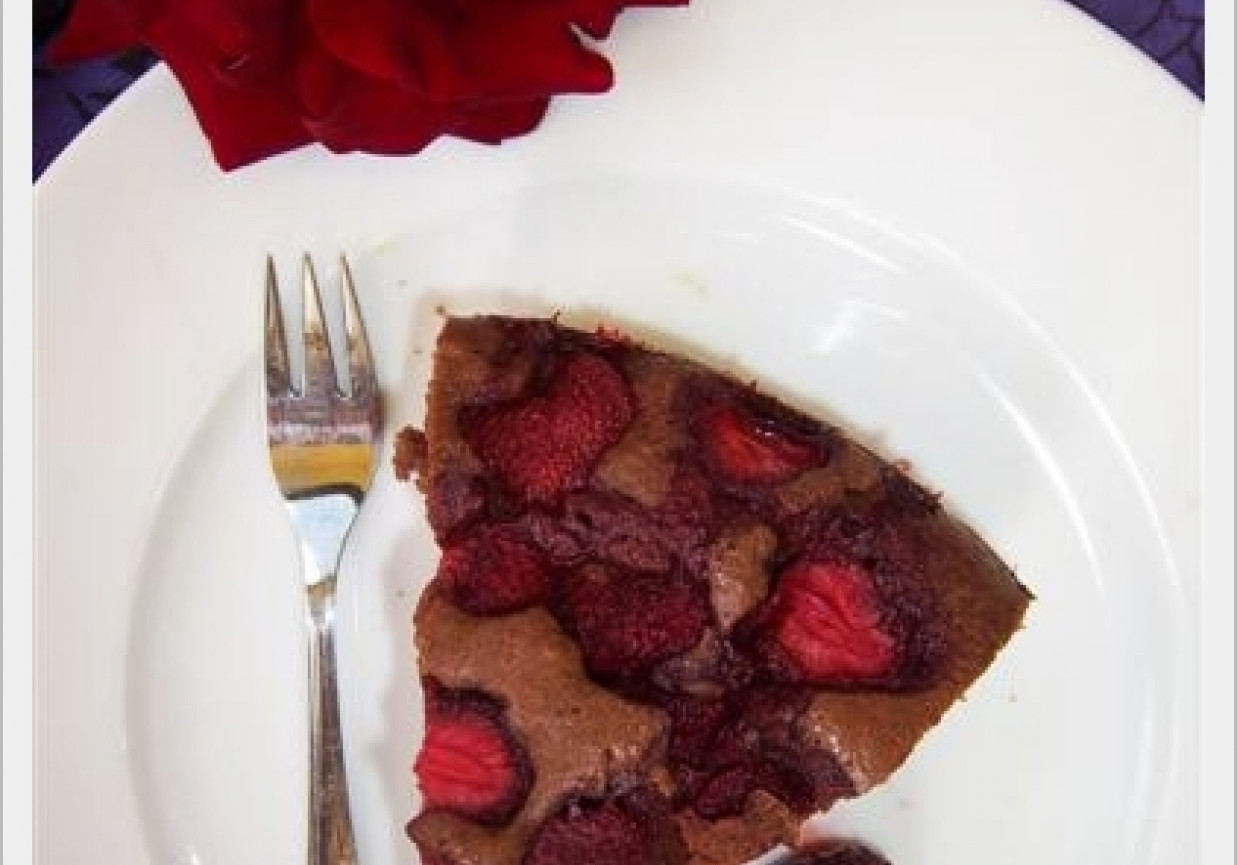 Ciasto ucierane z truskawkami i groszkami czekoladowymi foto