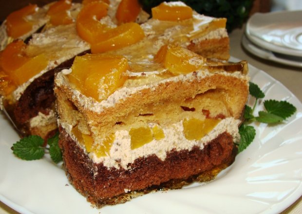 Fotografia przedstawiająca Ciasto w paski z orzechowym kremem