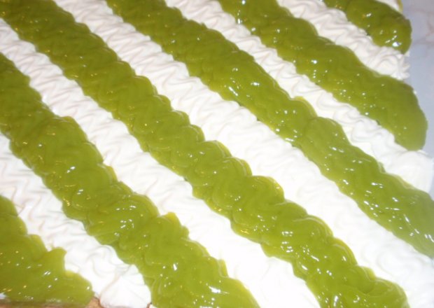 Fotografia przedstawiająca Ciasto w zielono białe paski  Gosi