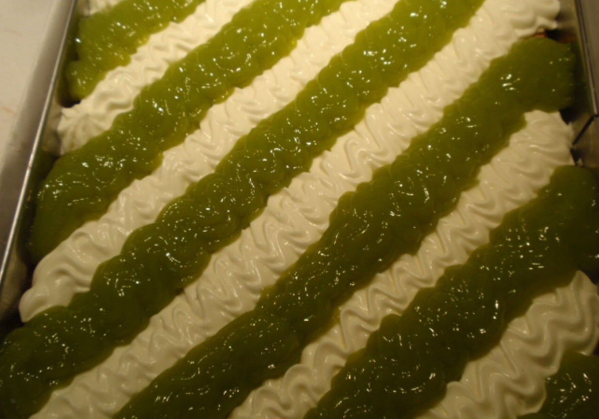 Ciasto w zielono białe paski  Gosi foto