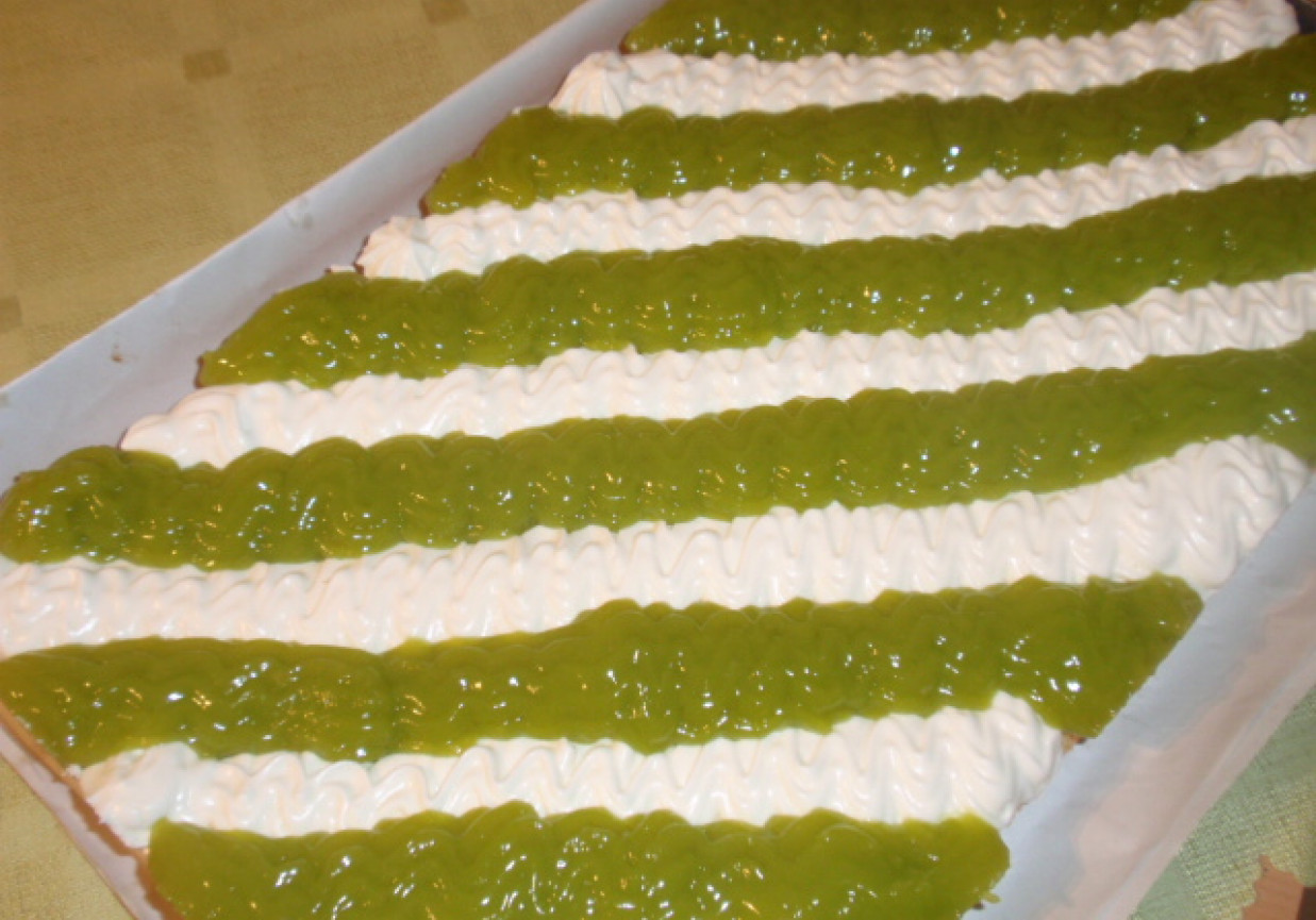 Ciasto w zielono białe paski  Gosi foto