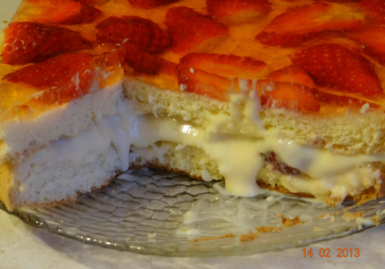Ciasto walentynkowe z truskawkami foto