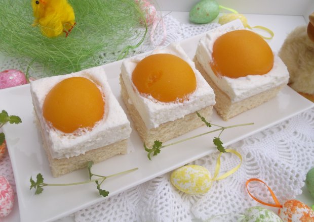 Fotografia przedstawiająca Ciasto wielkanocne "jajko sadzone"