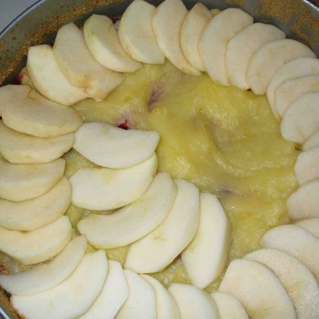 Krok 4 - Ciasto wiśniowo-jabłkowe na kruchyn spodzie z budyniem foto