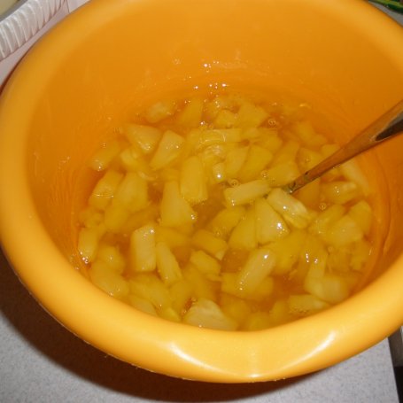 Krok 2 - Ciasto z ananasem i kremem ajerkoniakowym foto