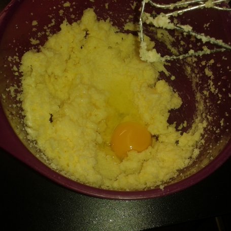 Krok 1 - Ciasto z ananasem w środku foto