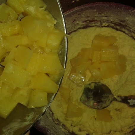Krok 3 - Ciasto z ananasem w środku foto