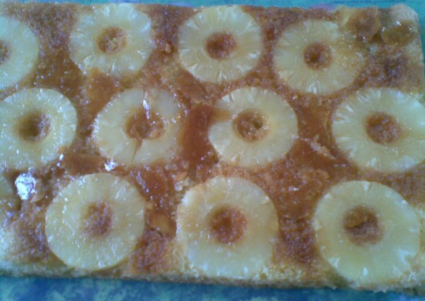 Fotografia przedstawiająca ciasto z ananasem