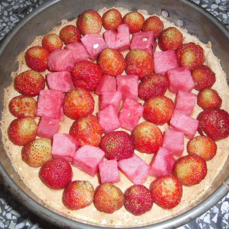 Krok 3 - Ciasto z arbuzem, truskawkami i galaretką foto