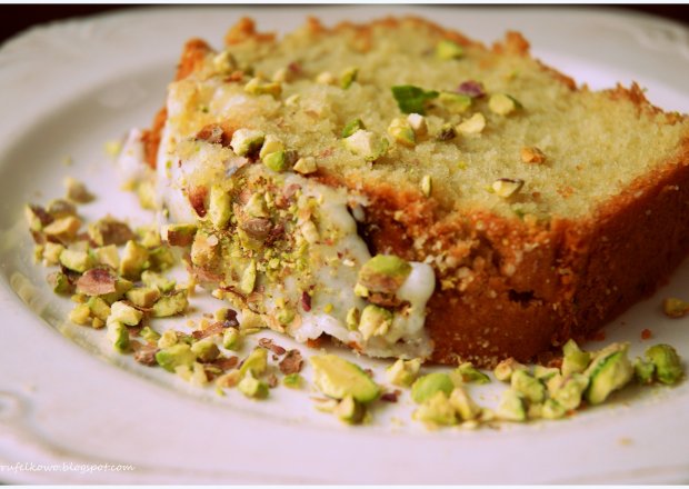 Fotografia przedstawiająca ciasto z awokado i posypką pistacjową