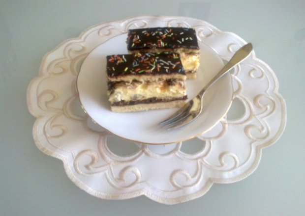 Fotografia przedstawiająca Ciasto z bakaliami i kremem